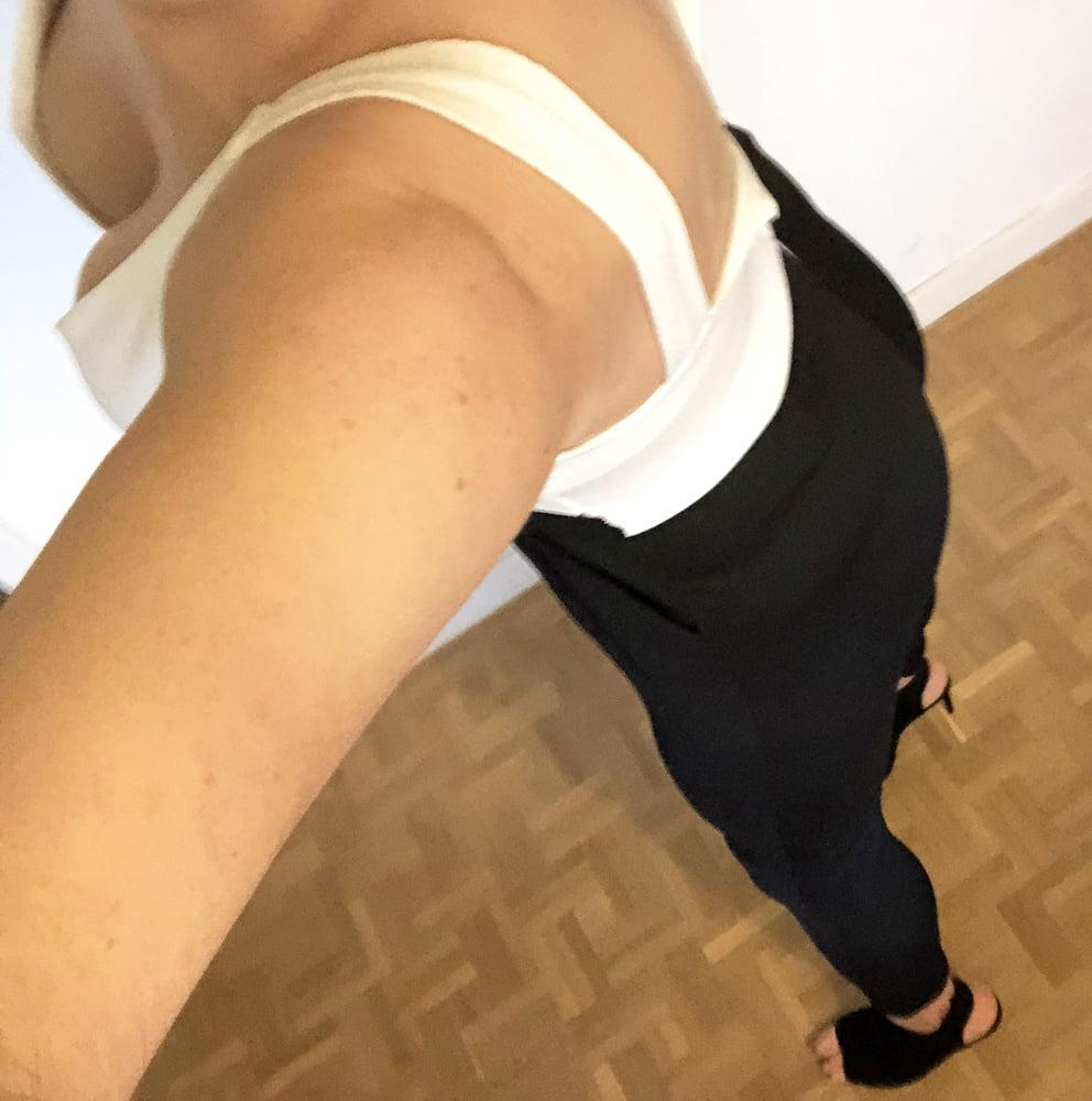 4P Black &amp; white jumpsuit huge cleavage