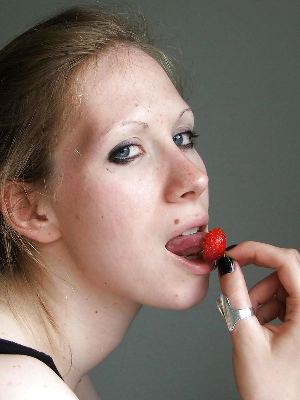 25P SEXY AND HORNY GOTHIC GIRL
