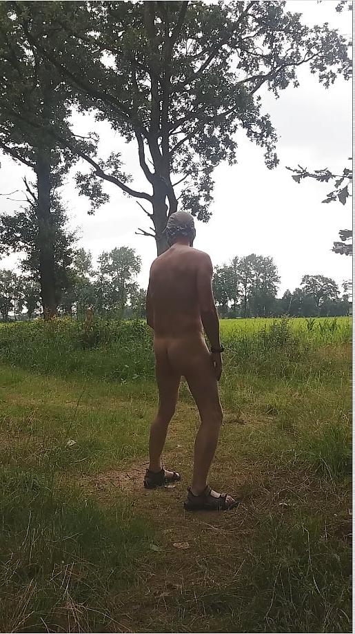 25P nade outdoor exhibitionist jerking in public places