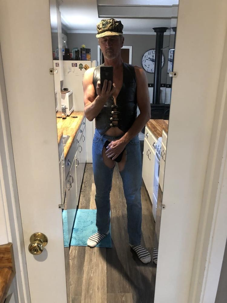 6P Do these pants make me look gay?