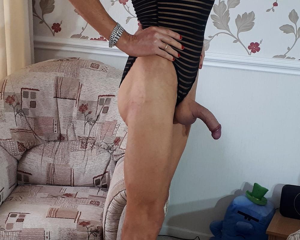 11P Alessia models black Boohoo tight lace body