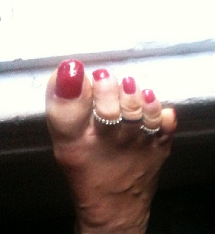 25P red toenails mix (older, dirty, toe ring, sandals mixed).