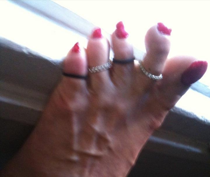 25P red toenails mix (older, dirty, toe ring, sandals mixed).