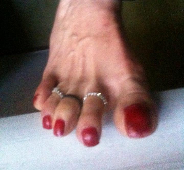 25P red toenails mix (older, dirty, toe ring, sandals mixed).
