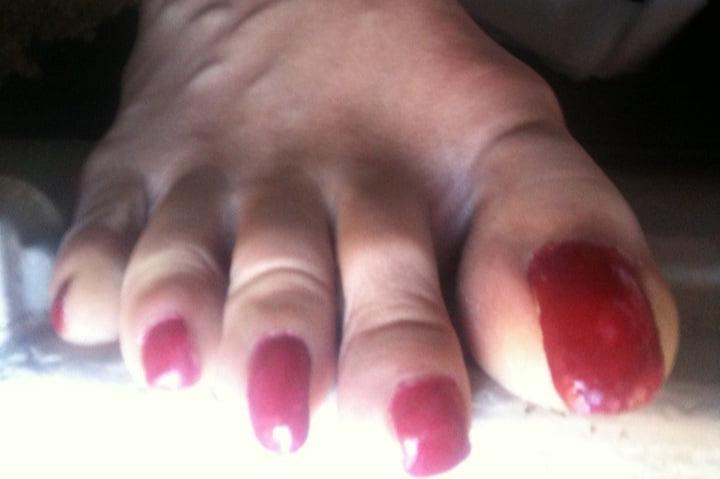 25P red toenails mix (older, dirty, toe ring, sandals mixed).