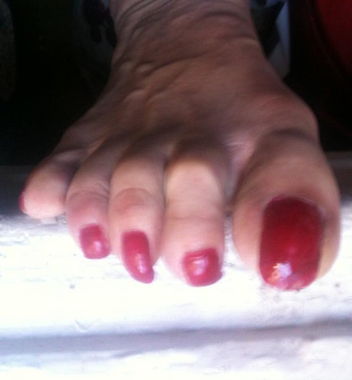 25P red toenails mix (older, dirty, toe ring, sandals mixed).