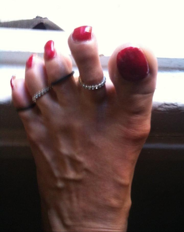 25P red toenails mix (older, dirty, toe ring, sandals mixed).