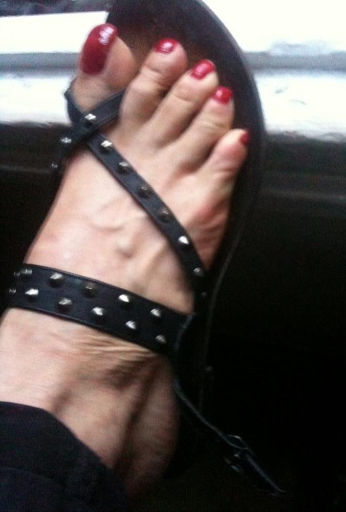 25P red toenails mix (older, dirty, toe ring, sandals mixed).