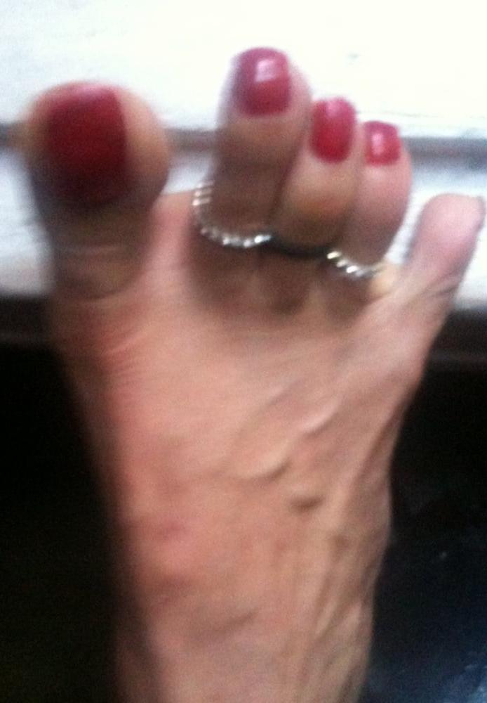 25P red toenails mix (older, dirty, toe ring, sandals mixed).