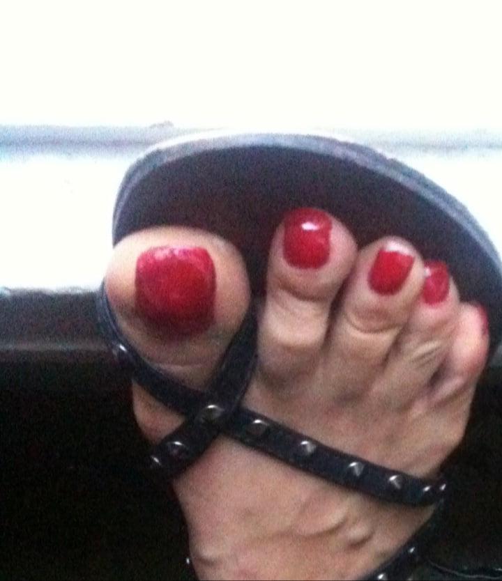 25P red toenails mix (older, dirty, toe ring, sandals mixed).