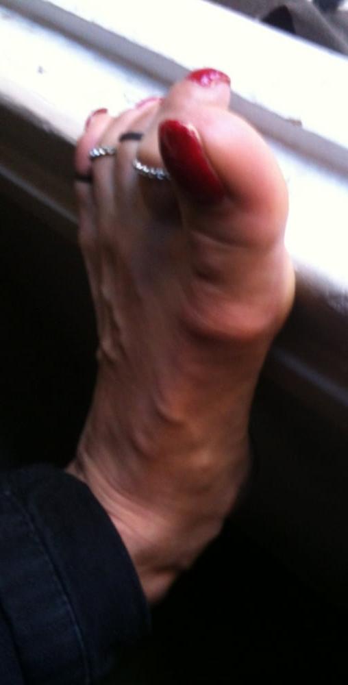 25P red toenails mix (older, dirty, toe ring, sandals mixed).