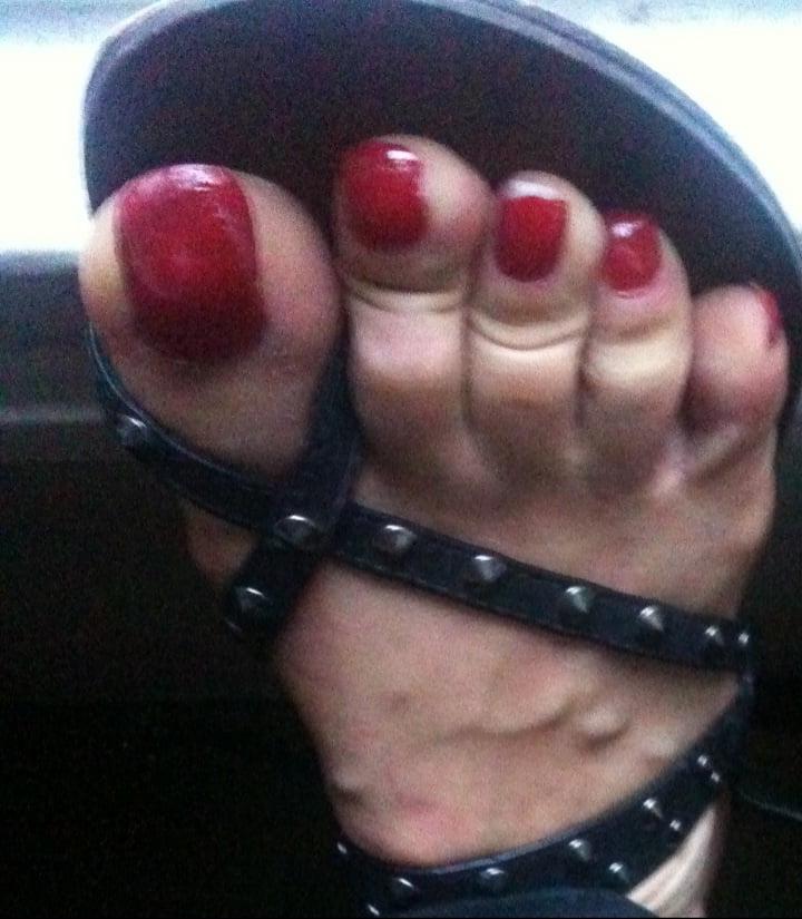 25P red toenails mix (older, dirty, toe ring, sandals mixed).