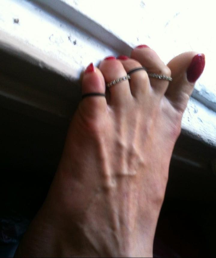 25P red toenails mix (older, dirty, toe ring, sandals mixed).