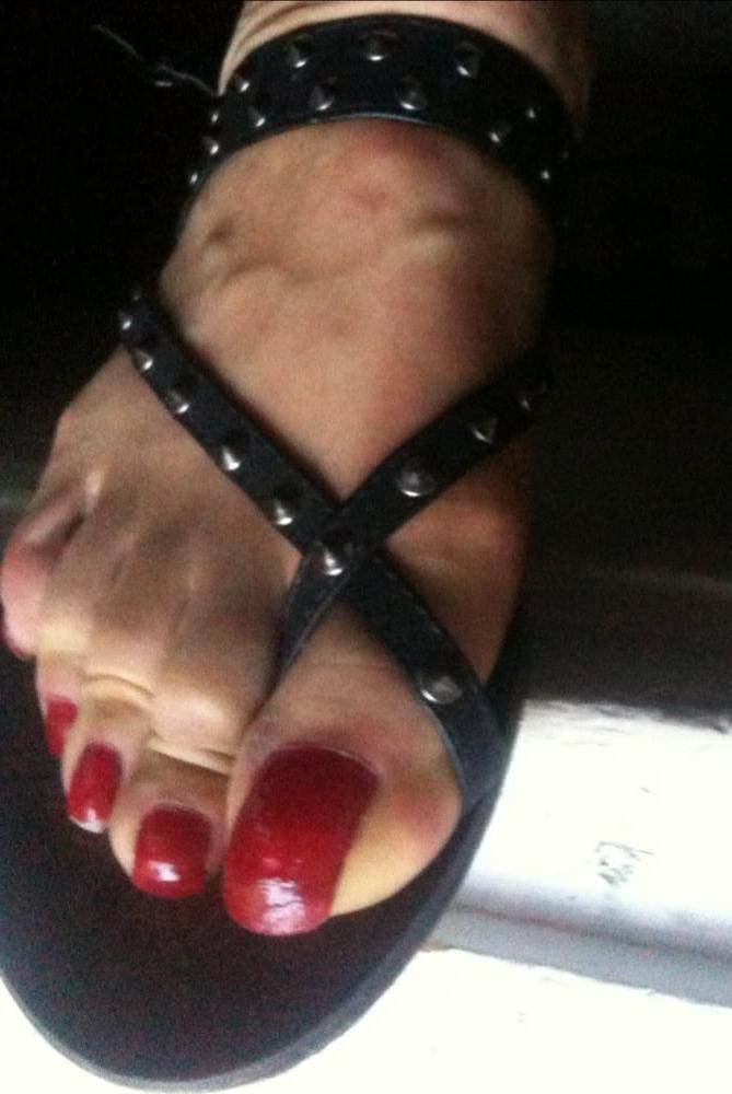 25P red toenails mix (older, dirty, toe ring, sandals mixed).