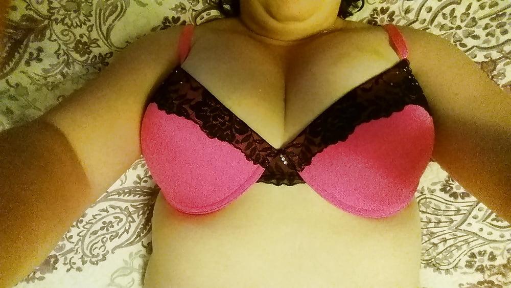 25P Wife &amp; Milf  -  Random Chest - Tits - Cleavage - Boob Shots