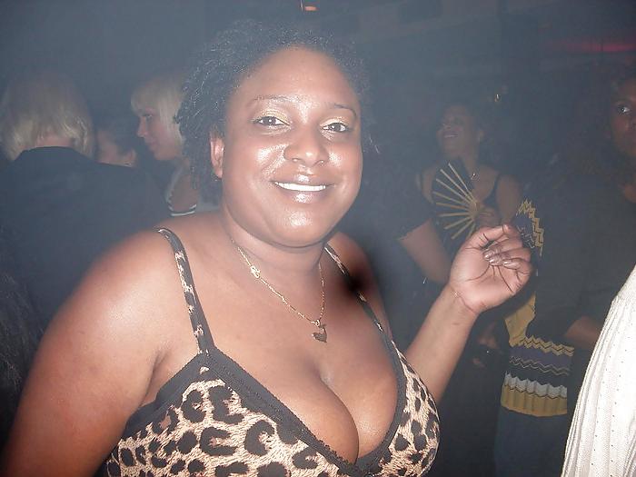 9P Dutch Ebony cleavage 