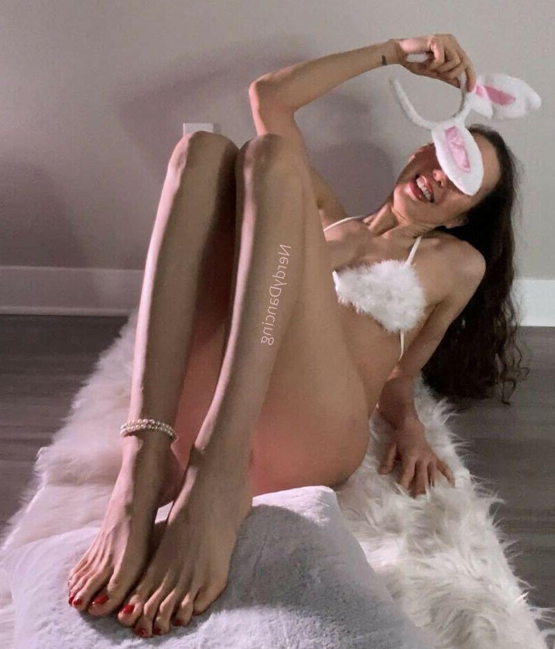 22P Nerdy Dancing nude