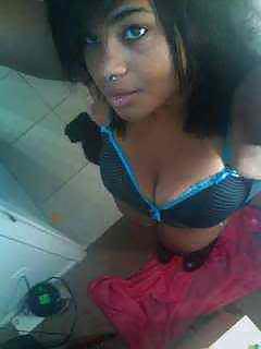 25P Teen Cleavage Teasers