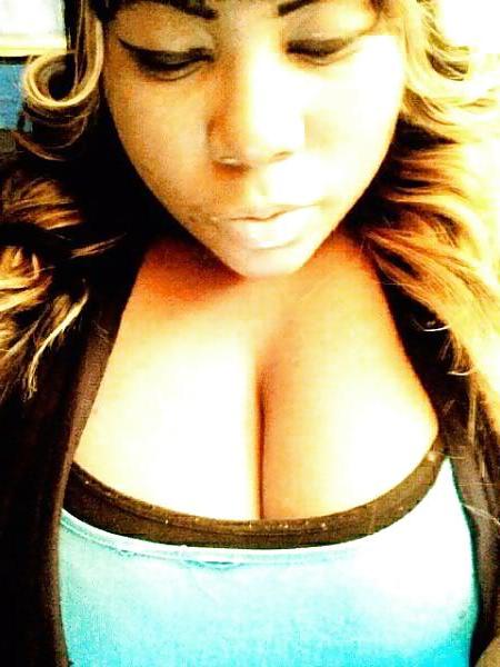 25P Teen Cleavage Teasers