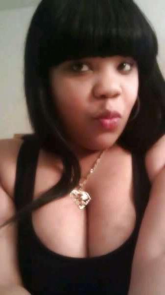 25P Teen Cleavage Teasers