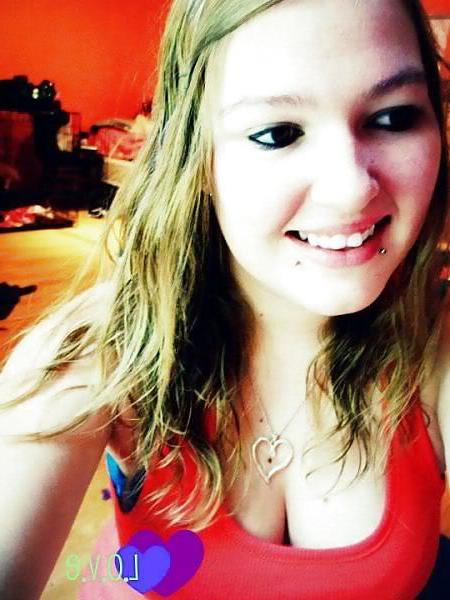 25P Teen Cleavage Teasers