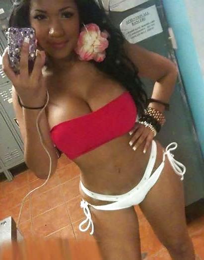 25P Teen Cleavage Teasers