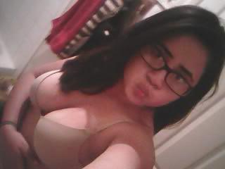 25P Teen Cleavage Teasers
