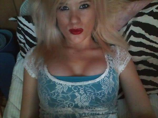25P Teen Cleavage Teasers