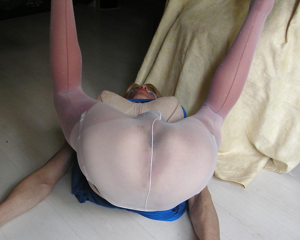 18P Red stockings under white phose