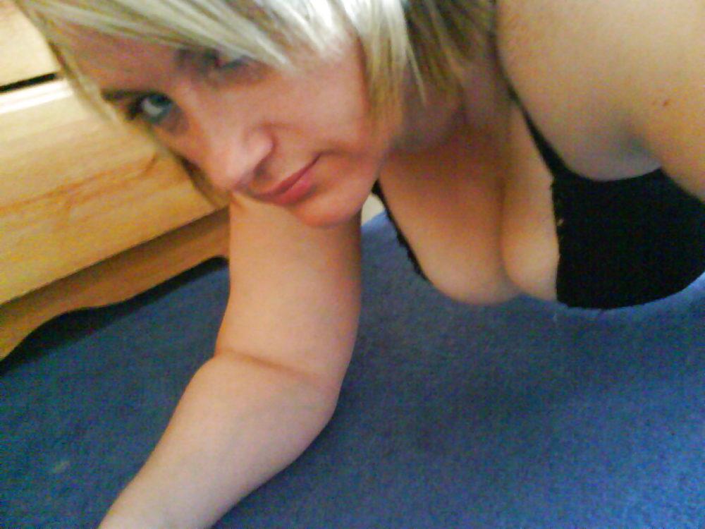 12P Sexy British MILF