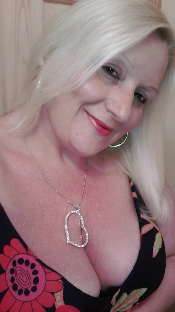 14P Heavy Saggy Mature Cleavage