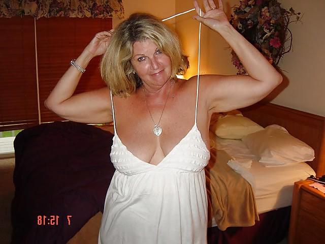 14P Heavy Saggy Mature Cleavage