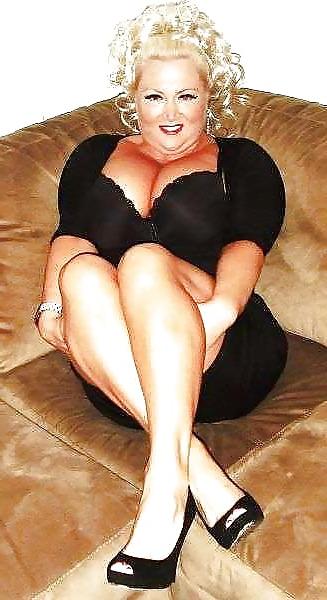 25P Cleavage Ladies