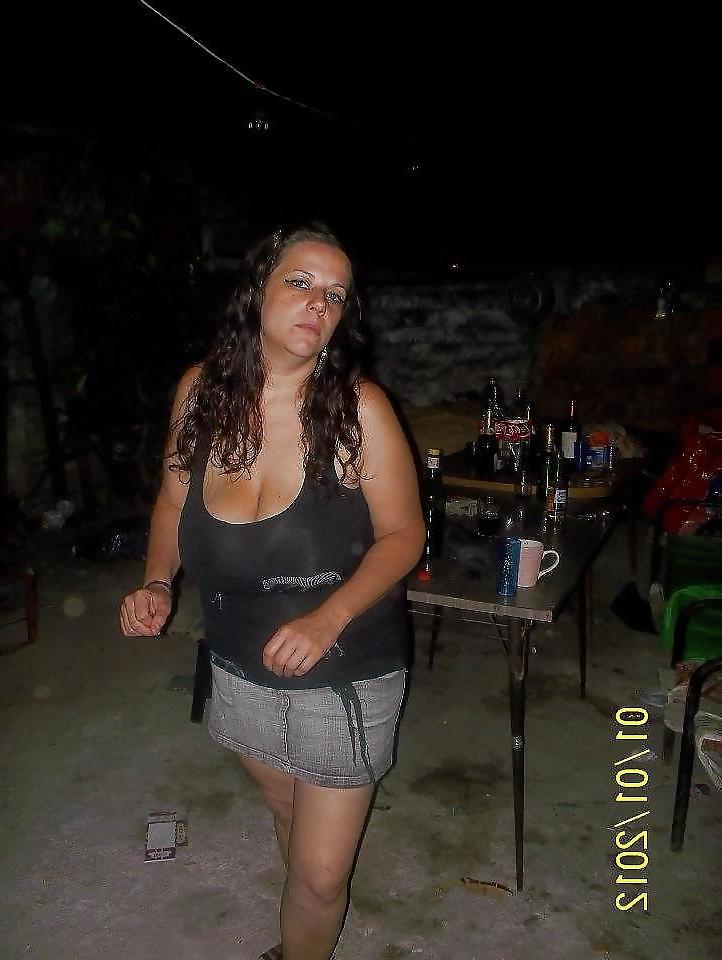 25P Cleavage Ladies