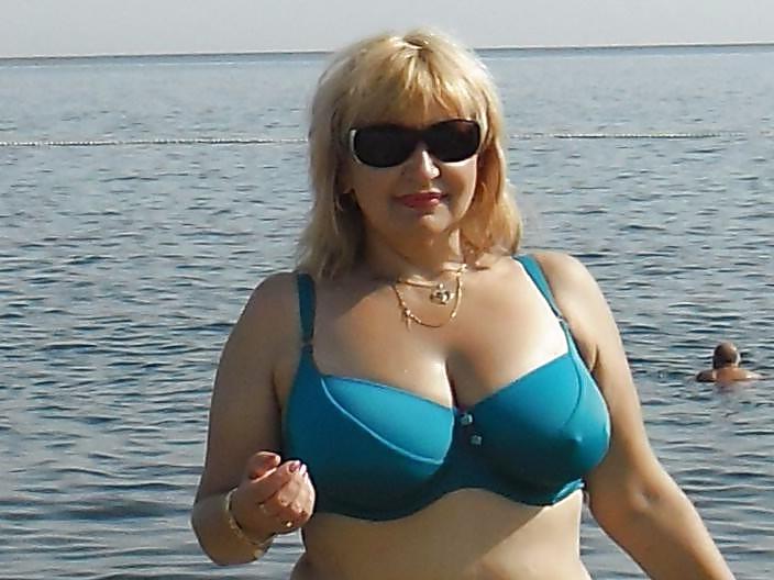 25P More Cleavage Queens