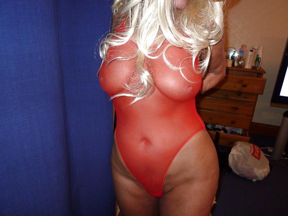18P Milf in the kitchen
