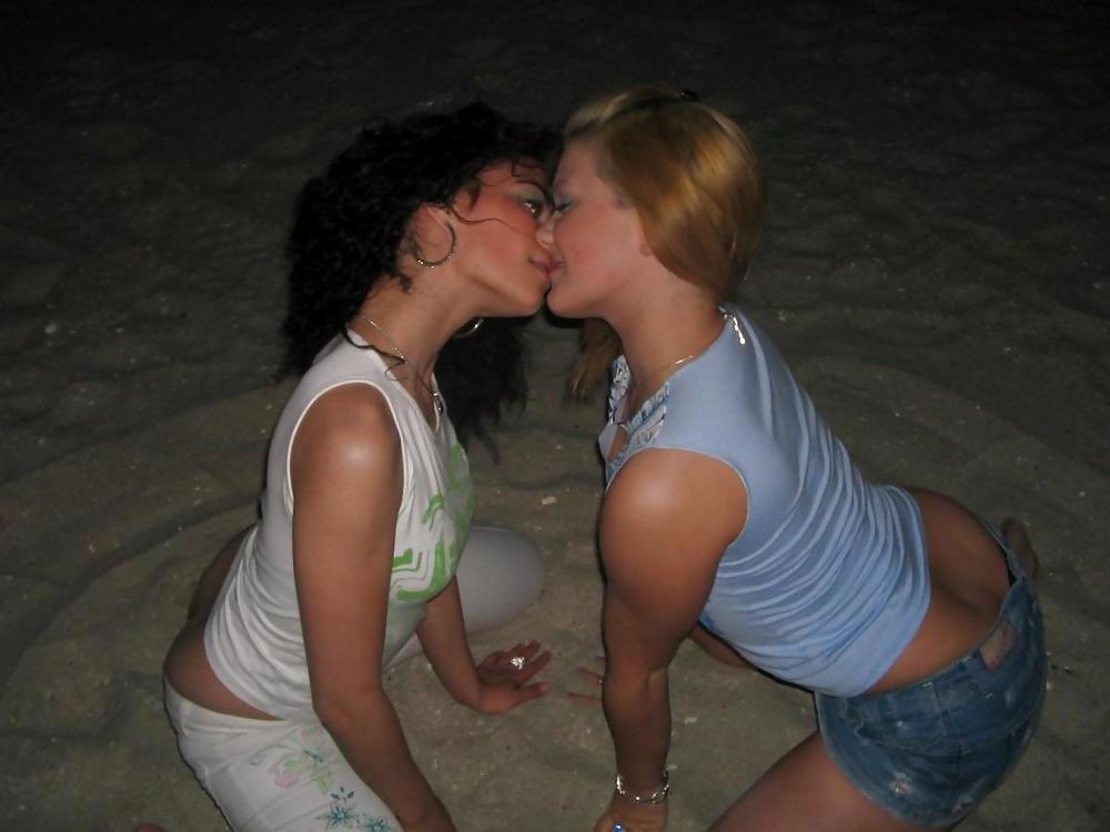 16P Girls kissing and havivg fun...