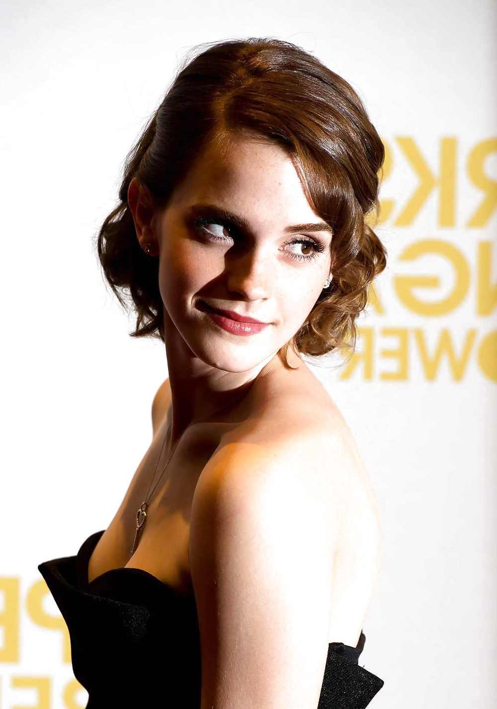 25P Emma Watson boob slip