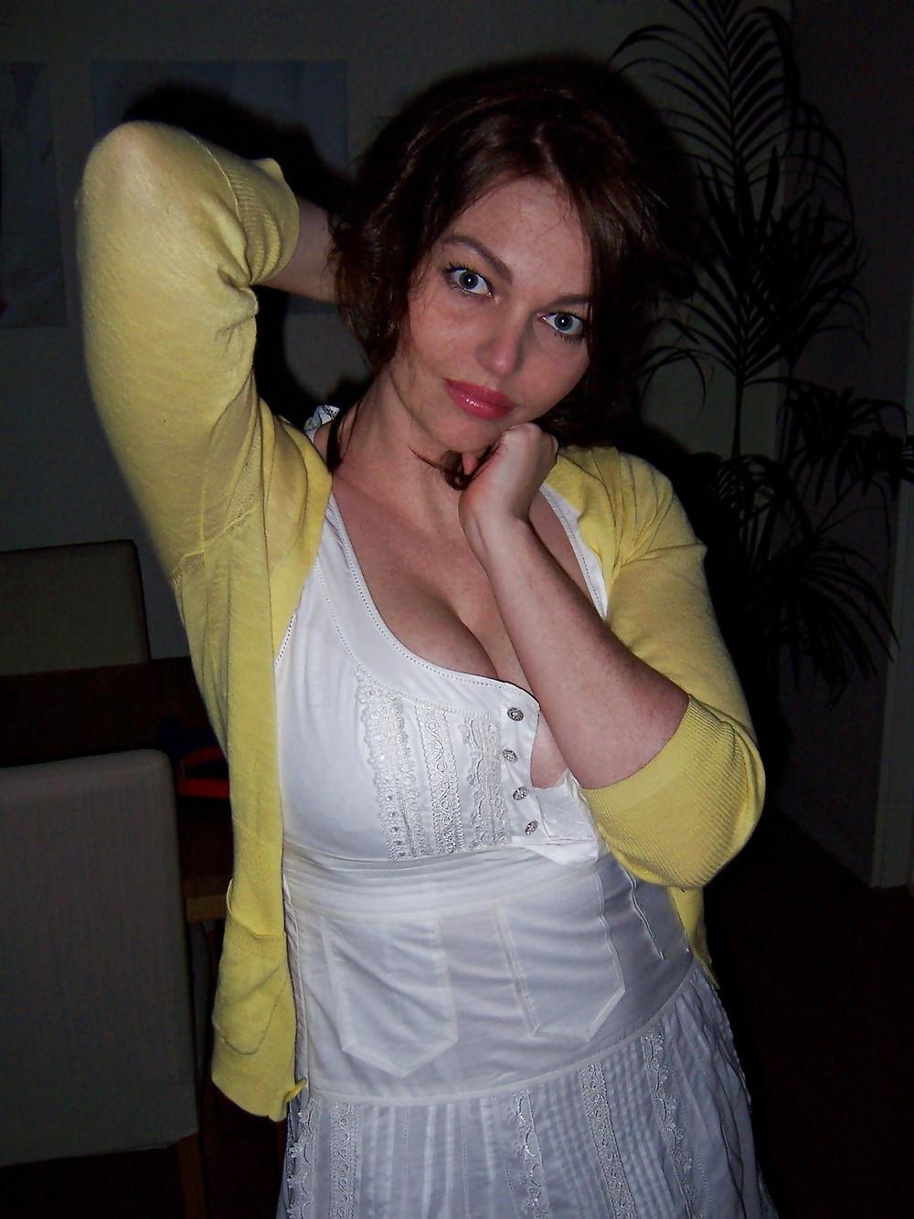 25P Sexy Cleavage Milf