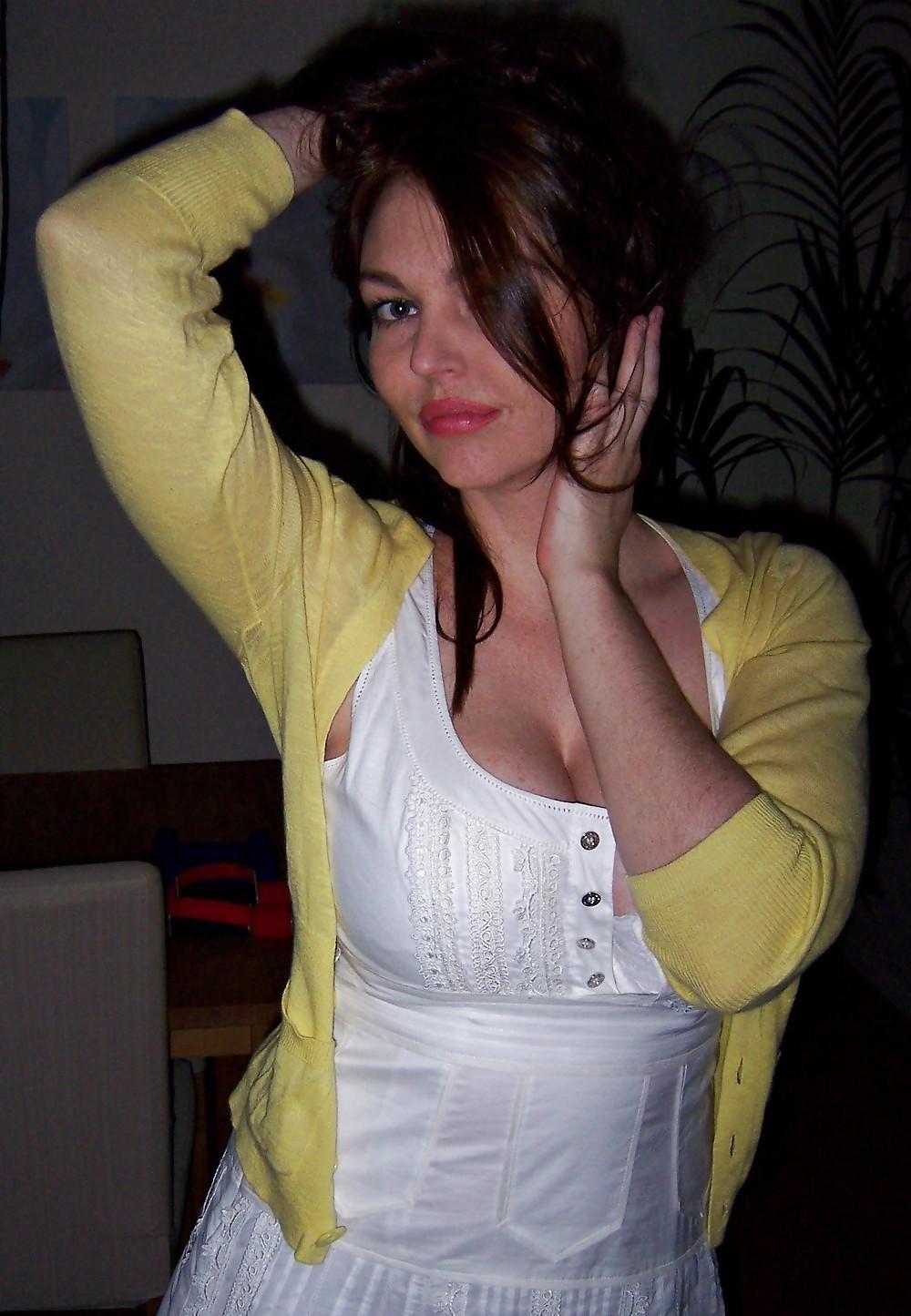 25P Sexy Cleavage Milf