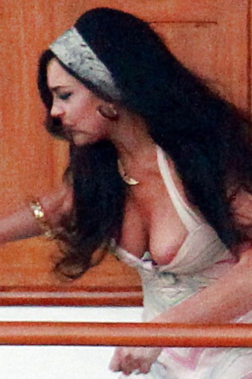 7P Lindsay Lohan ... Nip Slip On Set For ... Liz And Dick 2012