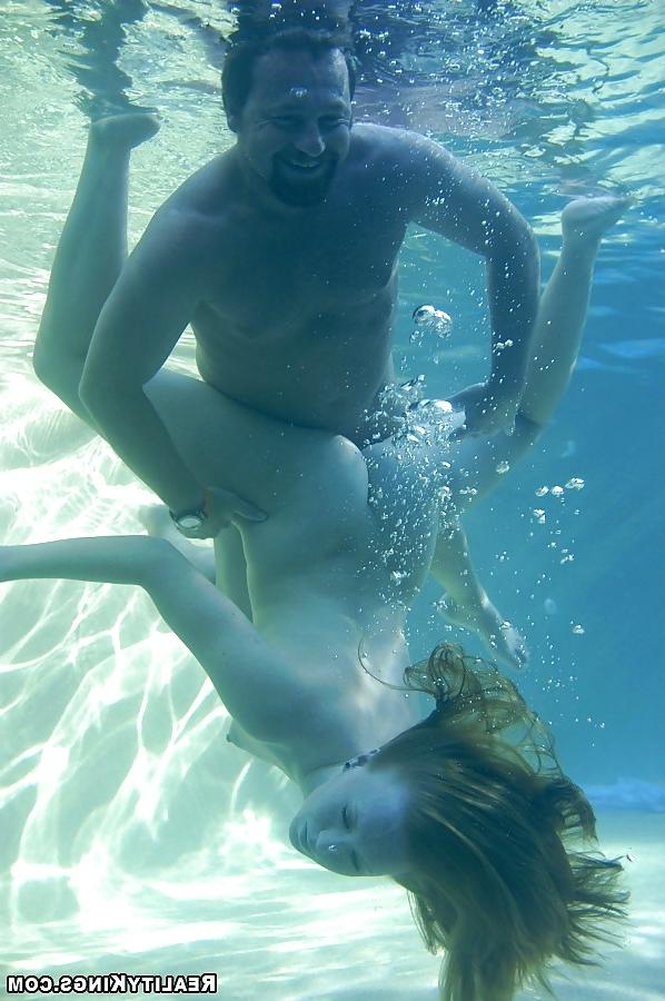 9P Underwater porn