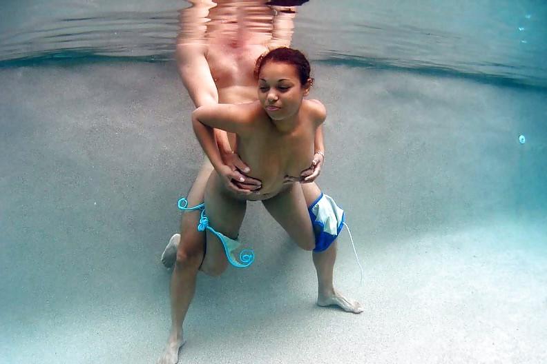 9P Underwater porn
