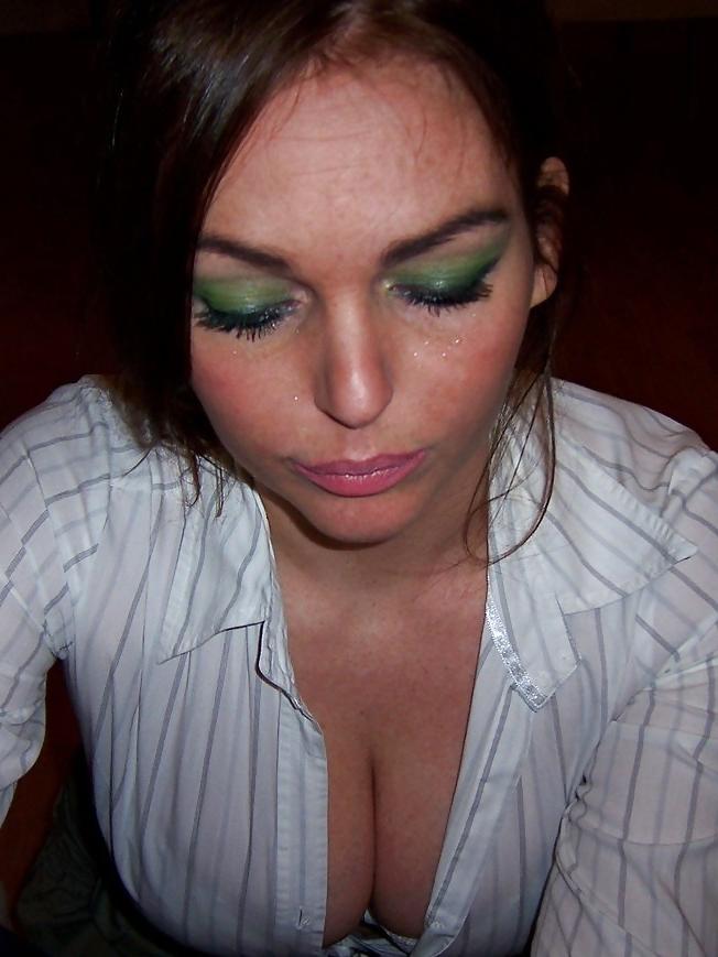19P Sexy Cleavage Babe