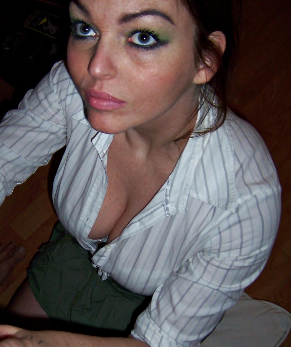 19P Sexy Cleavage Babe