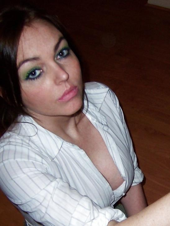 19P Sexy Cleavage Babe