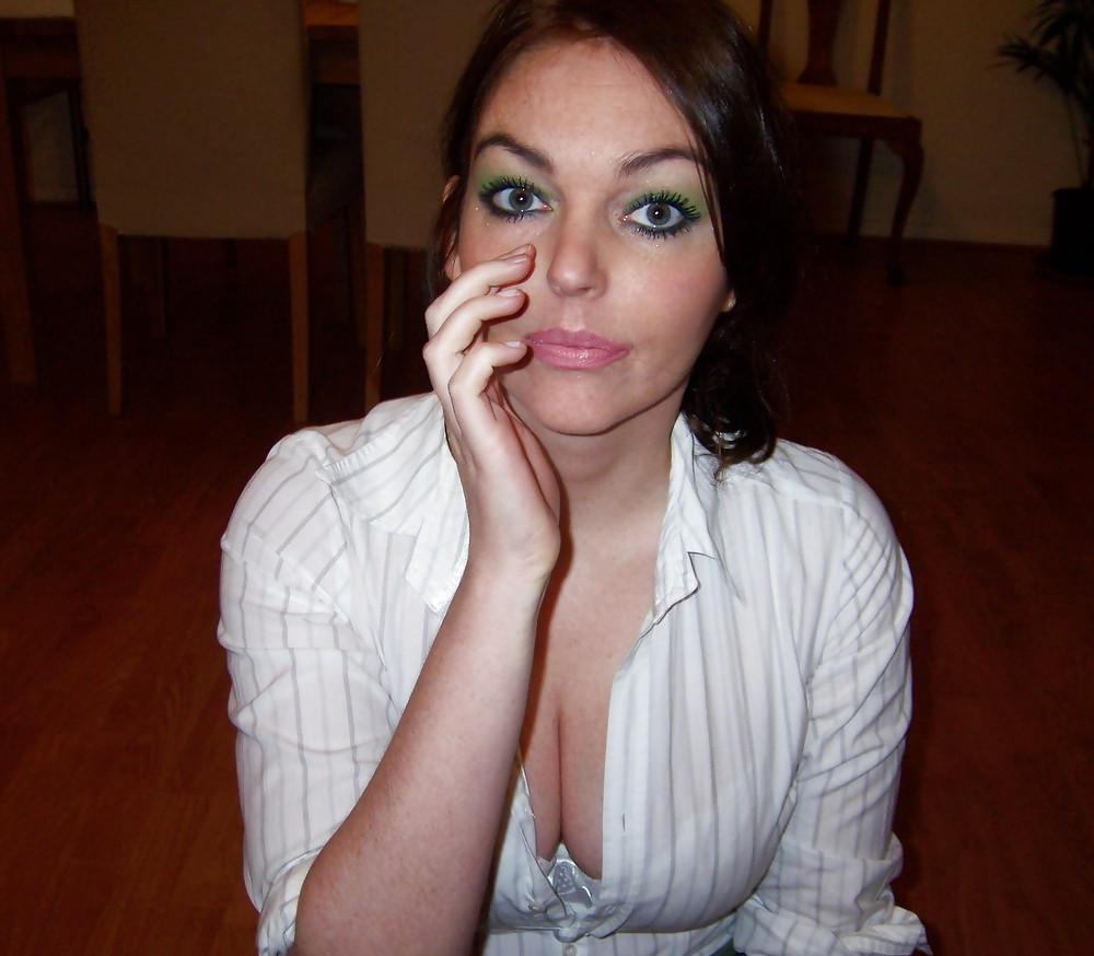 19P Sexy Cleavage Babe