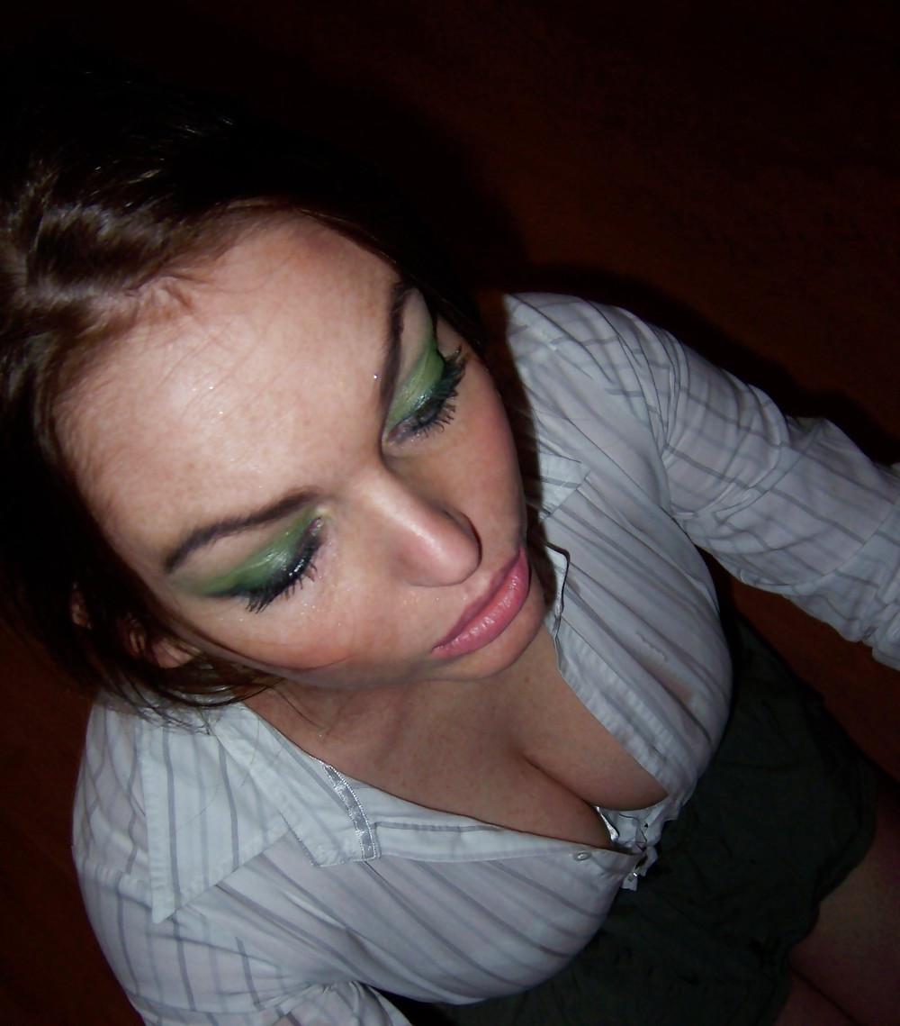 19P Sexy Cleavage Babe