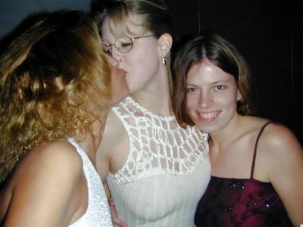 20P Kissing girls.