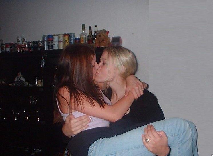 20P Kissing girls.